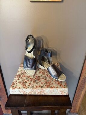 Flexx Beglad Pewter Leather Open-Toe Wedge Ankle-strap Sandals